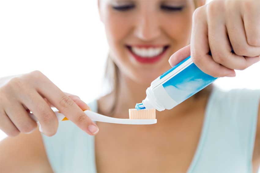 Tu clínica dental en Vallecas te aconseja sobre como elegir tu pasta de dientes