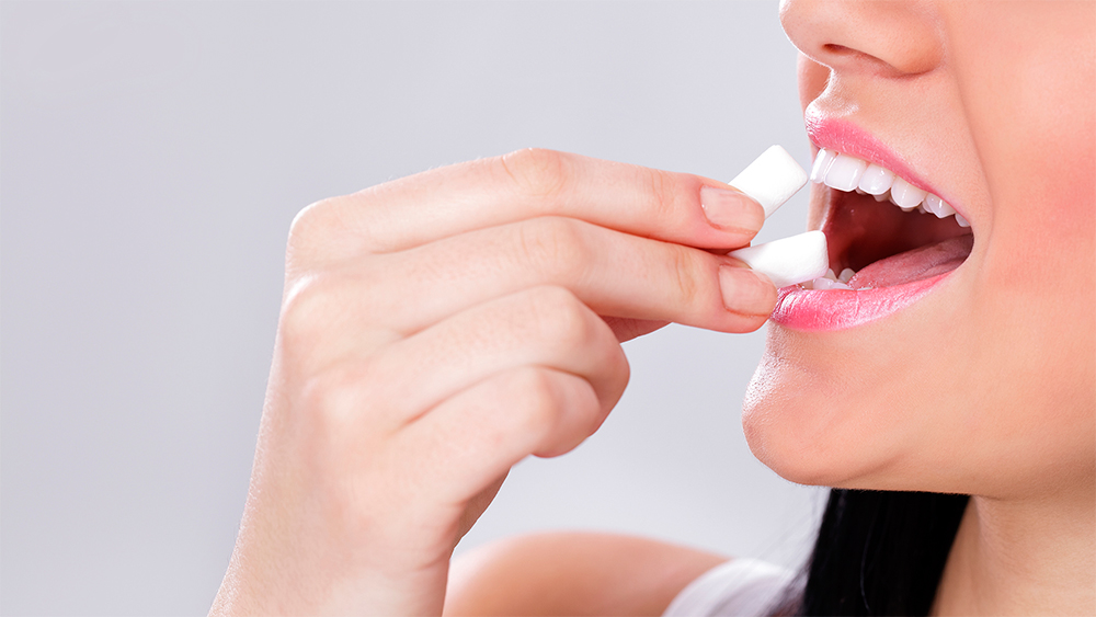 Masticar chiche después de las comidas ¿ayuda a la limpieza bucodental?. Clínica Dental Vallecas te informa