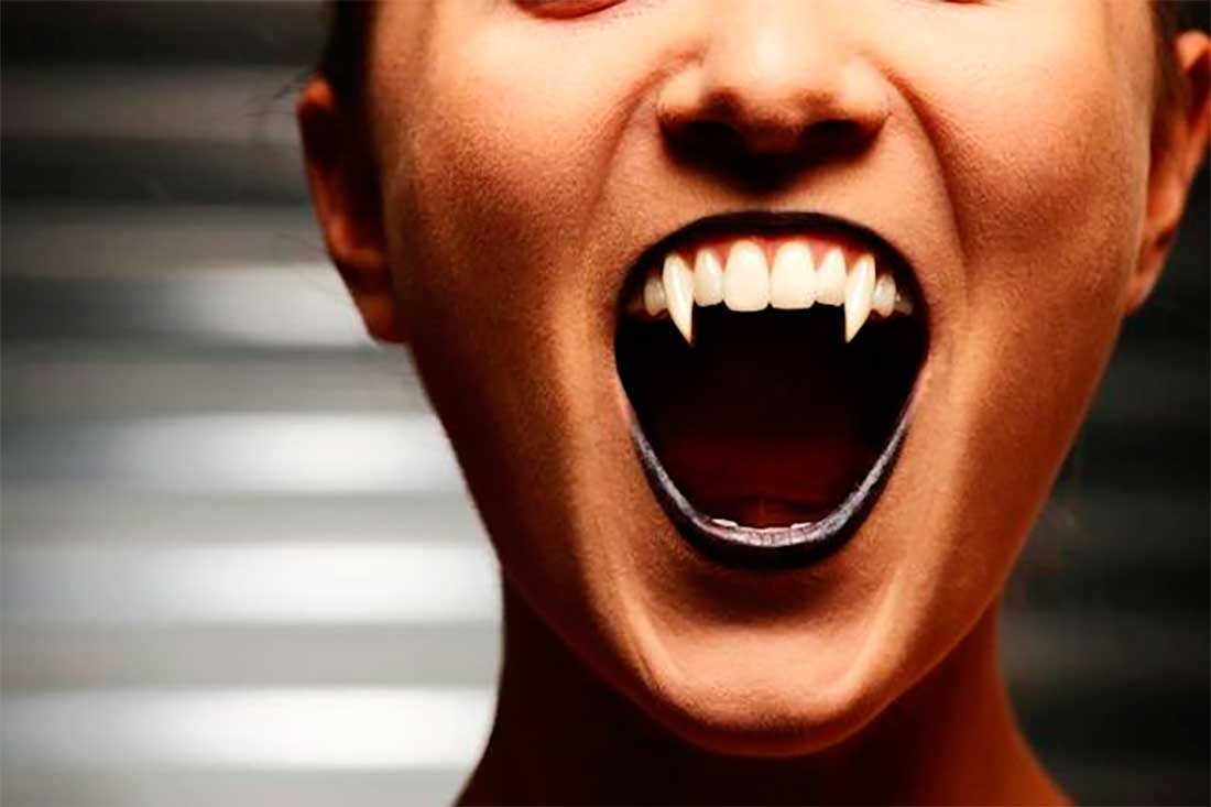 Cuidado con las piezas dentales postizas en Halloween. Clínica Dental Vallecas